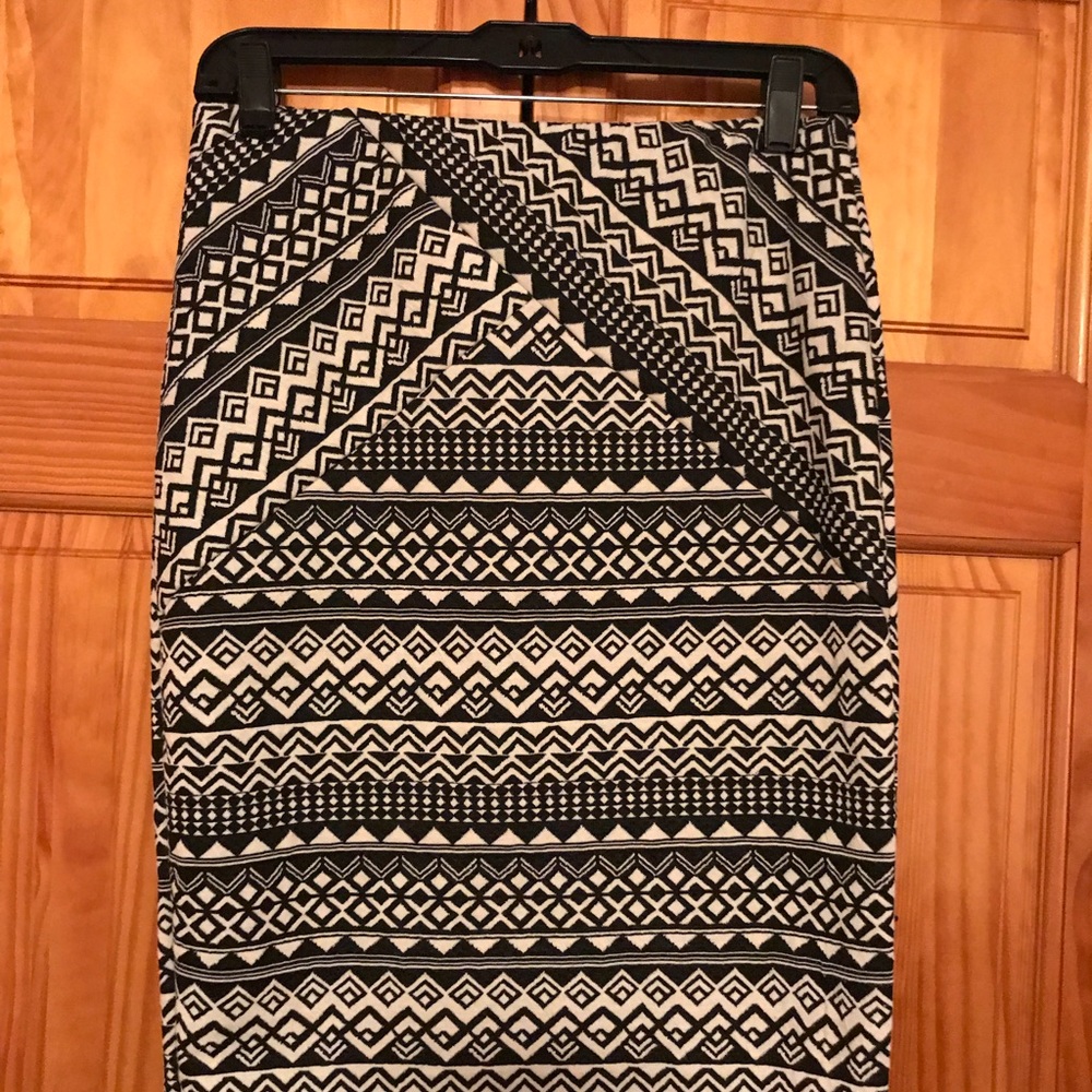 Form fitting black and white skirt